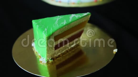 一小块摩丝绿色蛋糕视频的预览图
