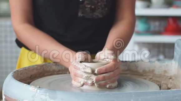 陶班车间陶工车轮上的粘土成形波特把他的手艺教给孩子们视频的预览图