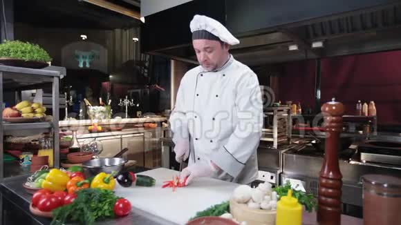 厨师在厨房工作切新鲜美味的蔬菜视频的预览图