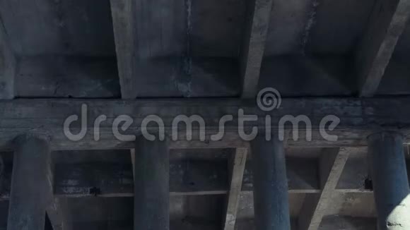 混凝土桥上的水反射视频的预览图