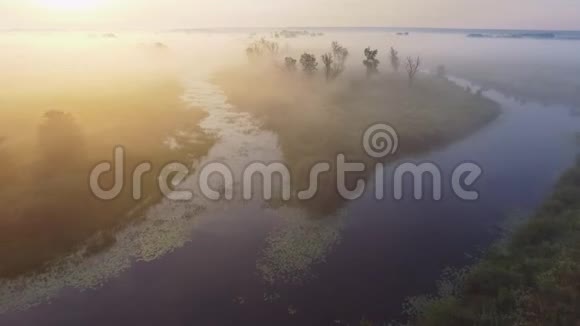 4雾天早晨的空中录像飞越德斯纳河日出时间乌克兰基辅地区视频的预览图