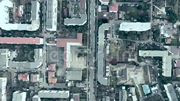 用无人机在城市建筑和城市街道上的交通的4k高空俯瞰视频的预览图