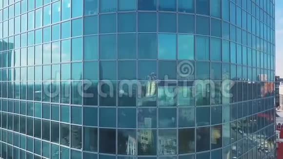 莫斯科国际商务中心的空中日落视频这架照相机飞上摩天大楼莫斯科市的正面视频的预览图