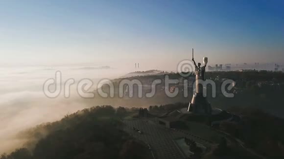 基辅乌克兰祖国纪念碑空中无人机拍摄的巨大钢雕像盾牌和剑视频的预览图