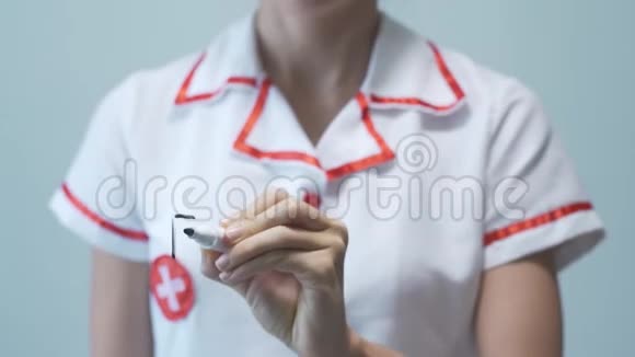 紧急情况女医生在透明屏幕上书写视频的预览图