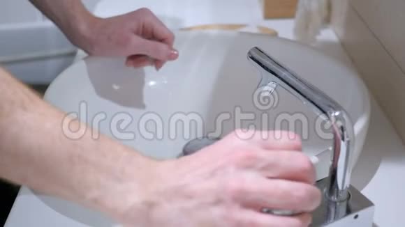 男人洗手打开水龙头关上视频的预览图