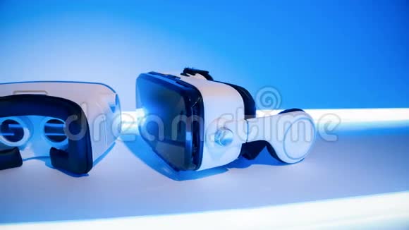 两个虚拟虚拟虚拟虚拟现实护目镜视频的预览图