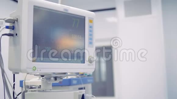 显示病人生命体征的医疗监视器视频的预览图