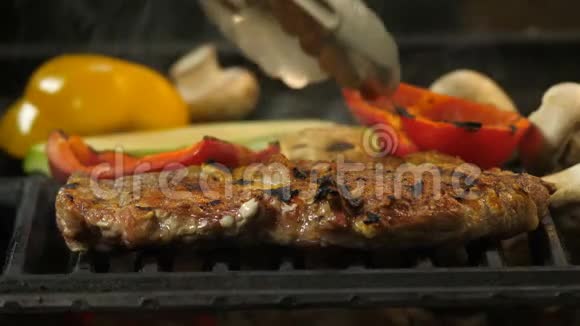 厨师把烤椒菜变成了辣椒片西红柿蘑菇西葫芦慢牛排还有烹饪视频的预览图