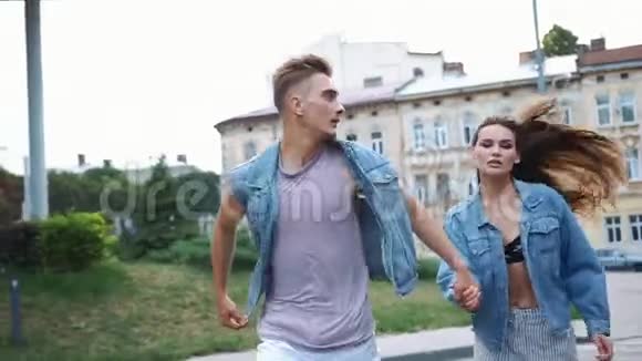 男人和女人穿着休闲的街头风格在街上奔跑视频的预览图