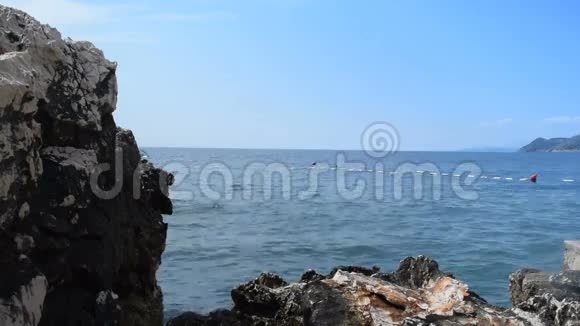 岸上的岩石和蓝色海洋中的浮标视频的预览图