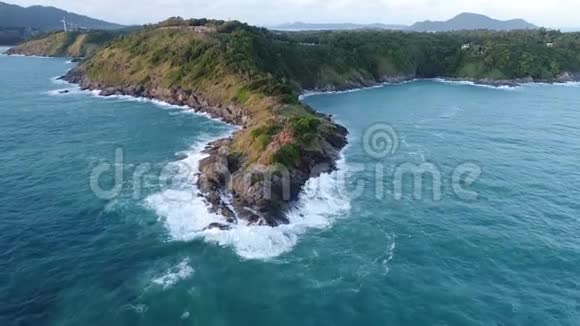 在泰国普吉岛的Promthep角的鸟瞰无人机Promthep角是普吉岛非常著名的旅游目的地视频的预览图