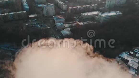 空气污染来自制造厂的工业管道的烟雾污染了城市的空气视频的预览图