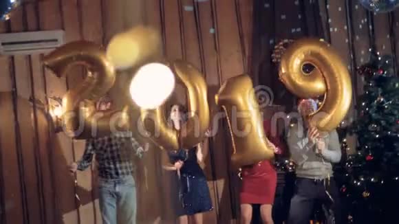 快乐的朋友在2019年新年聚会上跳舞4K视频的预览图