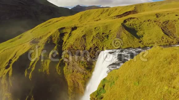 冰岛的斯科加河瀑布的俯视图斯科加佛斯的顶部在阳光明媚的日子里可以看到瀑布视频的预览图