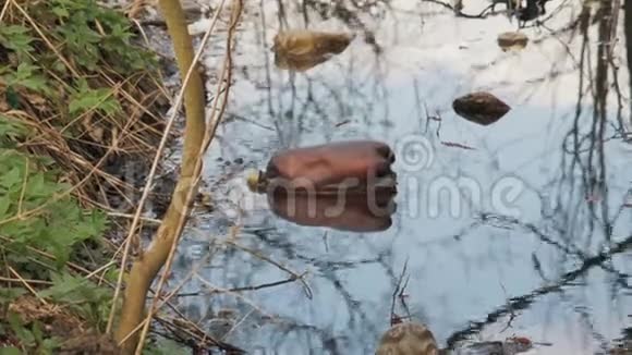 五颜六色的塑料瓶饮料漂浮在水中堵塞了环境循环利用问题的概念视频的预览图