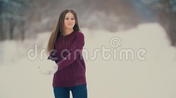 美丽的女孩扔雪视频的预览图
