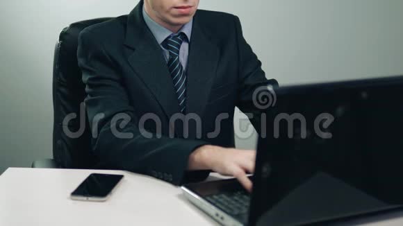 商人在办公室里使用笔记本电脑视频的预览图