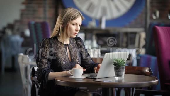 女商人在工作中与同事交流坐在一家小餐馆里一个女人喝咖啡打印文本视频的预览图