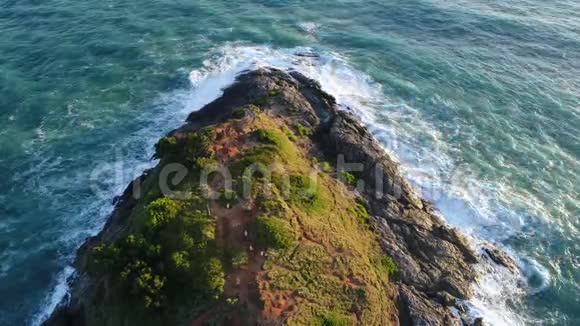 在泰国普吉岛的Promthep角的鸟瞰无人机Promthep角是普吉岛非常著名的旅游目的地视频的预览图