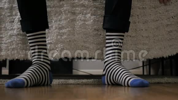 双脚穿着袜子男人的等待姿态视频的预览图