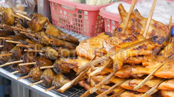 大型柜台有各种炸鱼和鸡肉的木棍柜台提供各种泰国菜亚洲街头食品视频的预览图