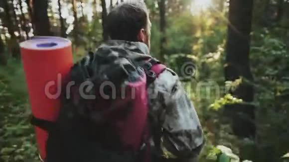 后视林工男检查环顾公园穿制服的人穿过森林大自然在早晨视频的预览图