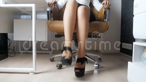 4k视频优雅的女商务客长腿高跟鞋坐在办公室的大老板椅上视频的预览图