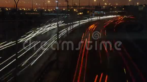 高速公路穿过城市夜晚时间流逝视频的预览图
