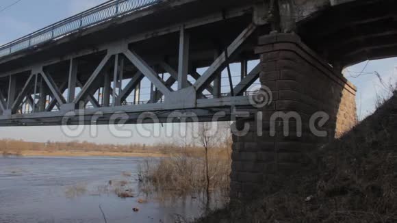 在紧急情况下老桥被毁了视频的预览图