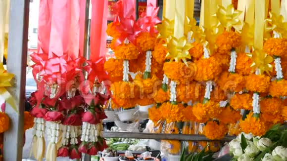 彩色磁带上美丽的黄色泰国花供佛的亚洲奇葩视频的预览图