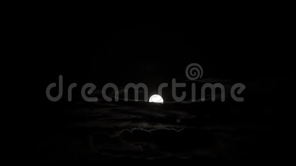 月亮被云遮住了一半满月在云后面视频的预览图