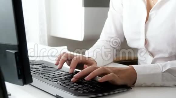 电脑键盘上优雅女商人打字信息的特写4k视频视频的预览图