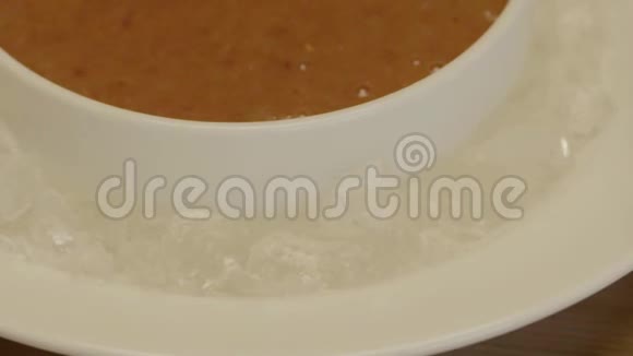 厨师把冰块放在碗周围视频的预览图