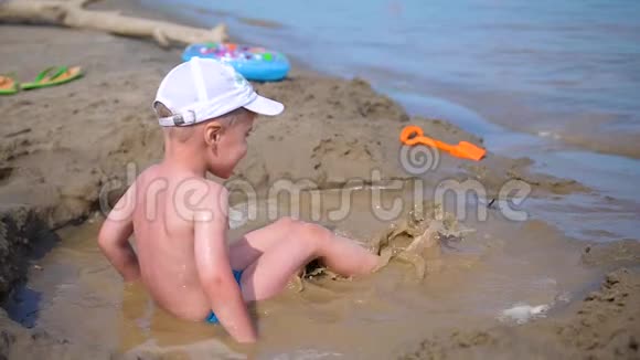 在沙滩上玩沙子的孩子夏日阳光明媚心情好视频的预览图