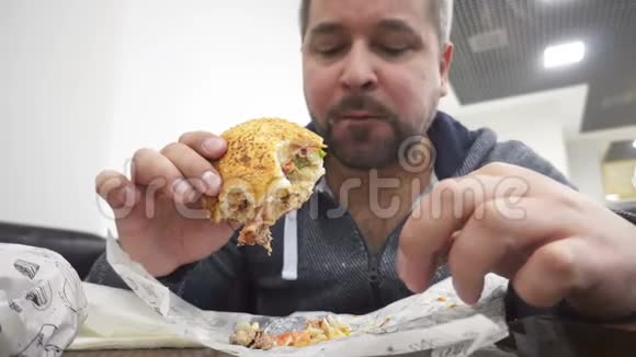 饿汉在快餐店吃汉堡包视频的预览图