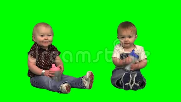 婴儿双胞胎喝牛奶视频的预览图