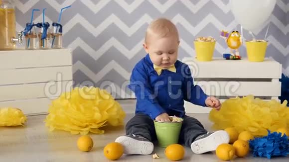 一岁蹒跚学步的男孩吃爆米花视频的预览图