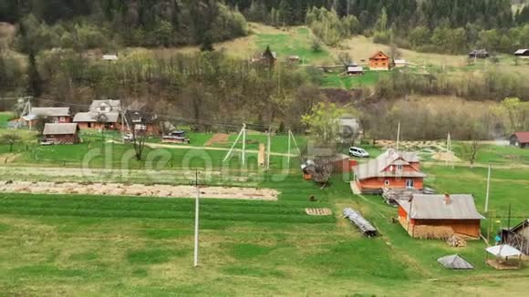 喀尔巴阡山脉一个山村的全景视频的预览图