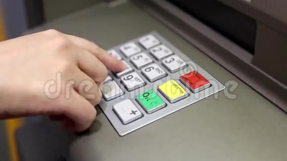 在ATM机上使用键盘视频的预览图