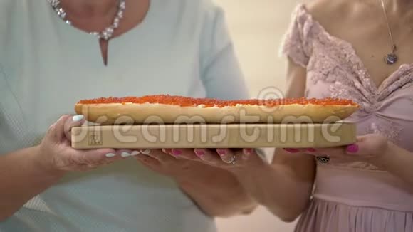 两个女人带面包和红鱼子酱视频的预览图
