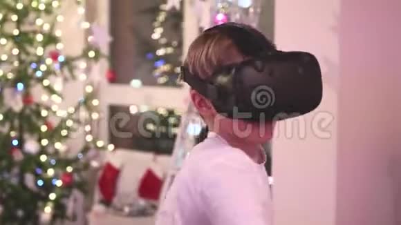 虚拟现实眼镜一个戴着头盔玩电脑游戏的少年视频的预览图