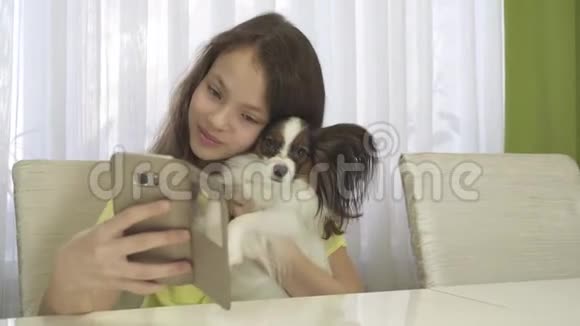 快乐少女自拍与她的狗股票视频视频的预览图