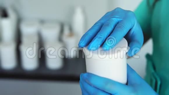双手用橡胶手套紧闭打开一罐糖用含糖的方法去除头发视频的预览图