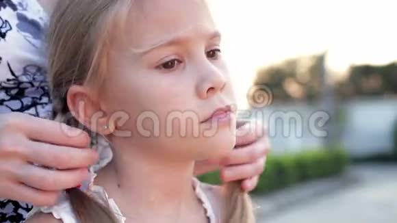 一个悲伤的小女孩站在房子附近视频的预览图
