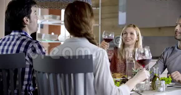 意大利人和红酒一起做烤面包四个快乐的真正坦率的朋友一起享受午餐或晚餐视频的预览图