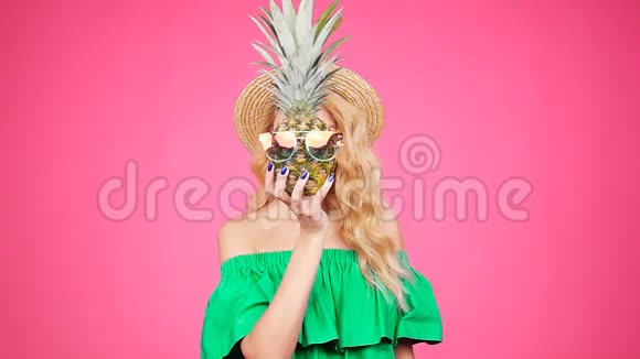带有粉色背景太阳镜的肖像女性和菠萝视频的预览图