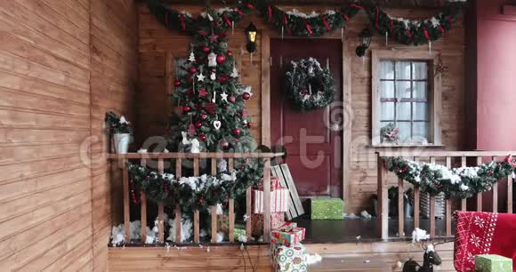 新年装饰与门廊的房子圣诞树和许多礼品盒视频的预览图