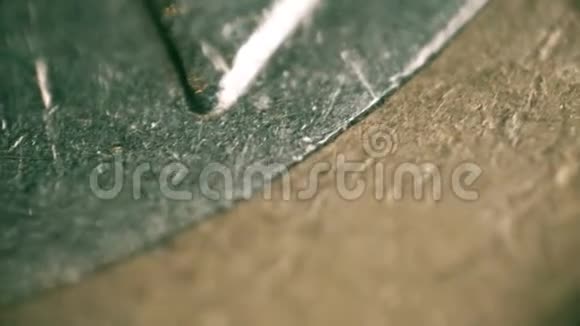 旧的划痕双金属欧元硬币超级宏观镜头视频的预览图