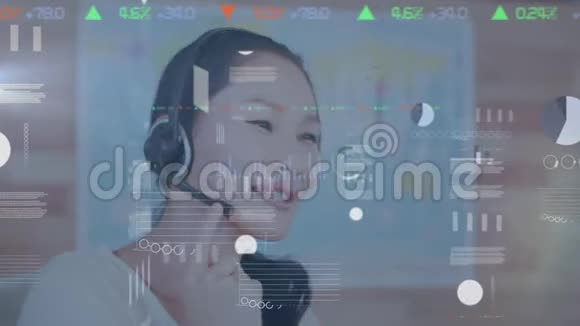 与亚洲妇女一起制作数据处理动画视频的预览图
